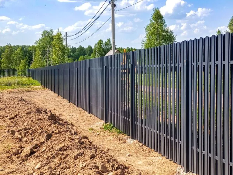 Забор из штакетника на металлических столбах