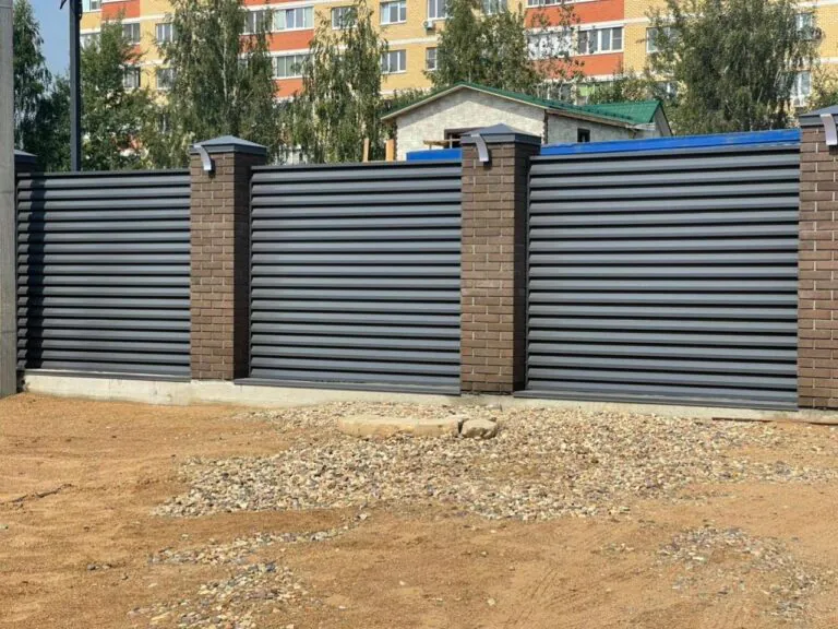Забор на ленточном фундаменте с кирпичными столбами