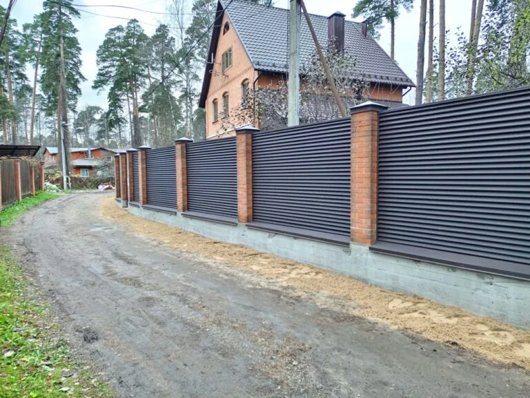 Забор на ленточном фундаменте с кирпичными столбами